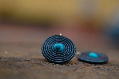 Náušnice - Talířovky acai menší kruh náušnice talíř černá tyrkysová kruhy kulaté motané 