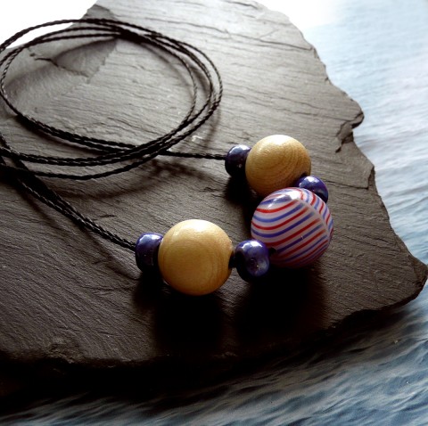 Dívčí náhrdelník TIP-TOP JEANS náhrdelník modrý modrá dívčí dámský skleněný skleněné béžový jeans dřevěné korálky indigo džínová skleněnka barevný náhrdelník letní šperk skleněná kulička pruhovaný korálek 