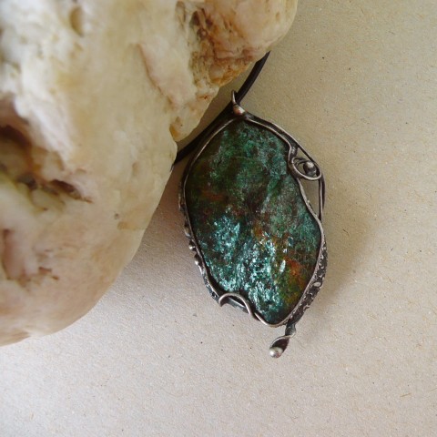 Šperk - surový smaragdový fuchsit handmade andělský kámen muskovit s přívěskem cínovaný přívěsek zelený minerál náhrdelník s fuchsitem fuchsit surový fuchsitový zelená slída přírodní krystal smaragdový fuchsit přívěsek s fuchsitem zelený fuchsit 