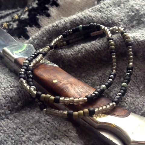 Pánský khaki náhrdelník VĚRNÝ PES přírodní country pro muže na krk pro pány mužský skleněné korále šperk pro muže pánské korále pánský obojek krátké korále khaki pánský náhrdelník outdoor choker khaki styl maskovací design bushcraft design tmavé barvy černo-šedý obojek 