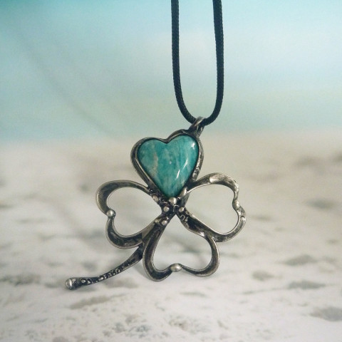Cínovaný čtyřlístek s amazonitem náhrdelník talisman srdíčko přírodní minerál handmade jetelíček pro štěstí s amazonitem s minerálem čtyřlístek pro štěstí přívěsek čtyřlístek cínovaný přívěsek amulet čtyřlístek čtyřlístek z cínu se čtyřlístkem srdce amazonit drahý kámen tyrkysový 