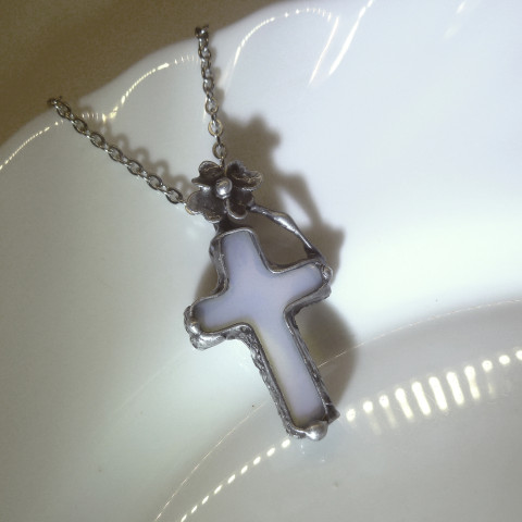 Přívěsek křížek s opalitem MIRACLE cín řetízek opálové cínovaný opalit handmade měsíční kámen s opalitem opálové sklo náhrdelník s křížkem dámský přívěsek duhový efekt přívěsek s opalitem symbol víry opálový svit náhrdelník s opalitem malý křížek božský opalitový křížek přívěsek s křížkem 