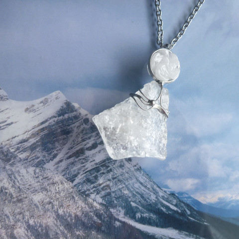 Surový křišťál a jadeit - přívěsek náhrdelník láska přírodní křišťálová handmade křišťálový z křišťálu minerálový inkluze z cínu surový křišťál přívěšek s křišťálem šperk s křišťálem křišťálový přívěsek energetický zářič čirý kámen minerál surový kámen s inkluzemi křišťálové světlo 