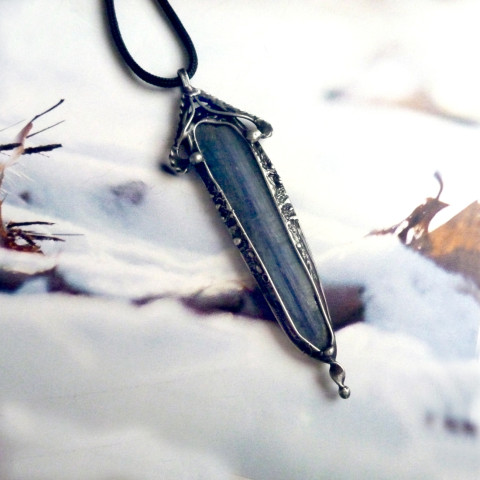 Přívěsek pro muže EXCALIBUR /kyanit talisman minerál cínovaný cínový pro muže na krk pro pány disten z cínu pánský přívěsek s minerálem pánský náhrdelník kyanitový přívěsek modrý minerál modrý disten handmade original excalibur šperk pánský přívěsek meč přívěšek s kyanitem surový kyanit 