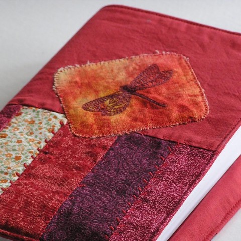 Vážka - obal na knihu patchwork obal kniha diář aplikace vážka záložka vínová pouzdro deník okrová textilní prošívání obal na knihu meziklubová ze života hmyzu 