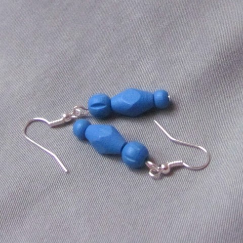 Modré dřevěné náušničky dřevo dřevěné náušnice modrá příroda přírodní modré lesní náušničky náušky les šedé pozadí 