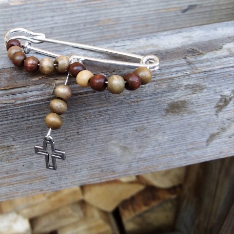 Ozdobný špendlík, víra dřevo brož dřevěné spona přívěsek stříbrný korálky křížek kuličky příroda přívěšek brožka stříbrná špendlík víra kříž drobný křesťanství drobná pro štěstí bůh štístko spínací špendlík spona na oděv křesťanská ozdobný spínací špendlík oděvní spona brošňa 