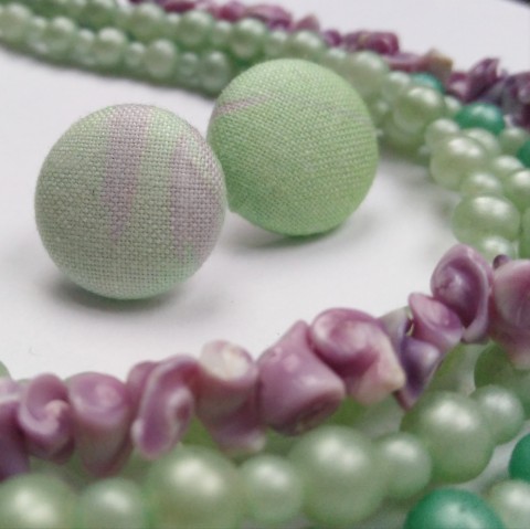 Zelenofialové – buttonkové náušnice zelená náušnice fialová jednoduché zelené pecky fialové lila látka náušničky náušky mentolová puzetky světlá mentol puzety světle puzetové button buttony buton buttonky mentolové látkové potahované puzetkové buttonkové potahování butonkové nomka 