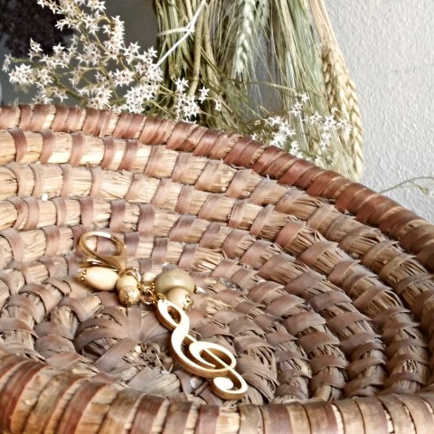 Houslový klíč – přívěsek dřevo zlatá béžová zlatý hudba muzika béžový dřevěné korálky houslový klíč music přívěsek na kabelku přívěsek na batoh hudební přívěsek dřevěný přívěsek přívěsek bag tag 