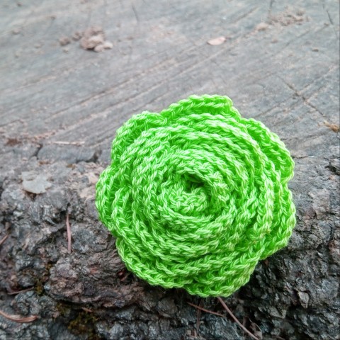 Háčkovaná květina v hráškově zelené brož spona náhrdelník na zelená květina háčkovaná jarní letní svěží háčkování růže květinka květ zahrada ozdoba kytička zelenkavá léto kytka brožka kabelku sako veselá kočárek kvetoucí světle green vlasová listová flower do vlasů spring multifunkční uháčkovaná 