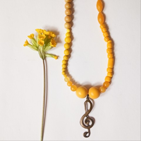 Píseň slunce – náhrdelník náhrdelník korálky kuličky žlutá bronzová korále dřevěné korálky skleněné korálky houslový klíč dlouhý náhrdelník music plastové korálky žlutý náhrdelník hudební náhrdelník žluté korále náhrdelník pro hudebnici světle žlutá tmavě žlutá přívěsek hudba 