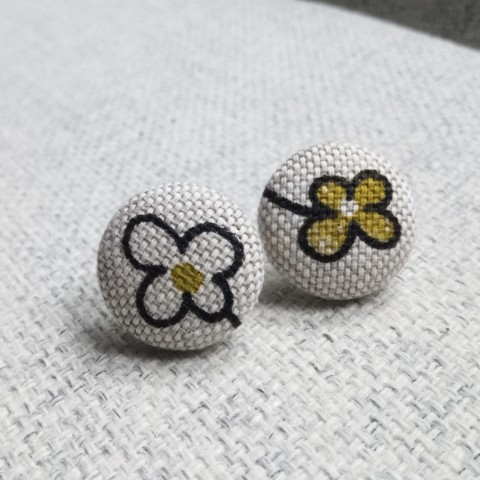 Čtyřlístky - buttonkové náušnice zelená náušnice příroda béžová látka náušničky náušky čtyřlístek puzetky puzety puzetové button čtyřlístky buttony buton buttonky světle zelená látkové pro štěstí potahované puzetkové buttonkové luck zelené náušnice potahování béžové náušnice butonkové veselé náušnice látkové náušnice přírodní náušnice 