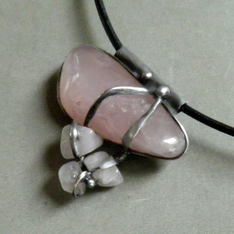 Náhrdelník Rossita cín kůže zlomky růženín minerály patinovaný tromlovaný kožený řemínek 