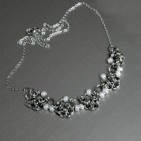 Náhrdelnik Fiona korálky růžový nerez kroužkování chainmaille nerezová ocel perleťové korálky nerezový řetízek antilergický 