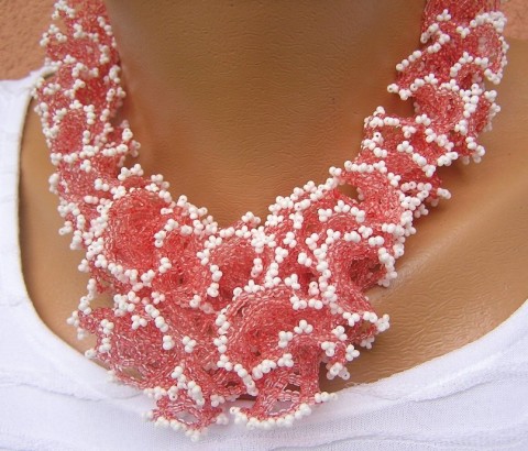 Kadeřávek malinový náhrdelník originální korálky růžová bílá krajka šitý luxusní autorský oglala kadeřavý 