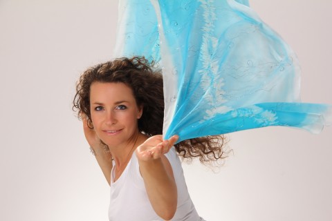 Tyrkys/hedvábný šátek 75x75cm/ voda moře listy šála jemné tyrkysová hedvábí kruhy tyrkys lístky lístečky kolečka vodní čokoláda 