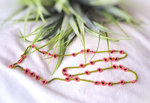 Cínie - náhrdelník náhrdelník oranžová léto preciosa rokajl něžný jemný korále kvítky kytičkový korálkový rokajlový náhrdelník z korálků drobounký cínie 