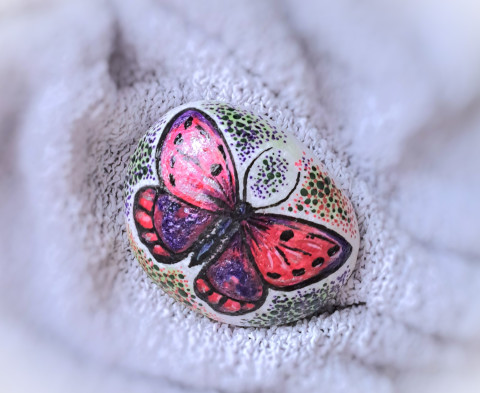 Magic butterfly - malovaný kámen fialová růžová motýl těžítko tečky duhový mystický magický tečkovaný malovaný kámen malované kameny stříbrné odlesky 