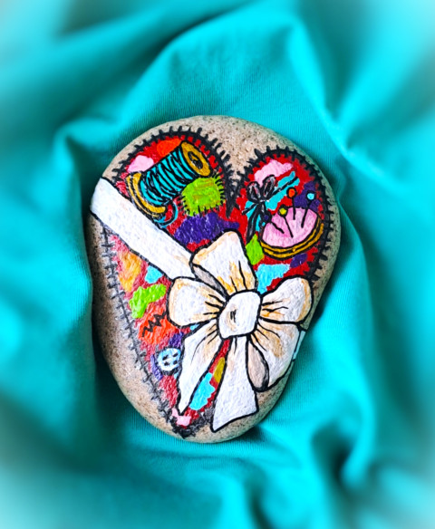 Srdce pro švadlenku srdce dárek mašle srdíčko šití narozeniny poděkování švadlenka švadlena krejčová malovaný kámen malované kameny láska k šití 