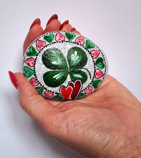 Štěstí v lásce - malovaný kámen červená talisman srdce zelená oblázek růžová láska těžítko čtyřlístek štěstí mandala mandalka malovaný kámen malované kameny štěstí v lásce 
