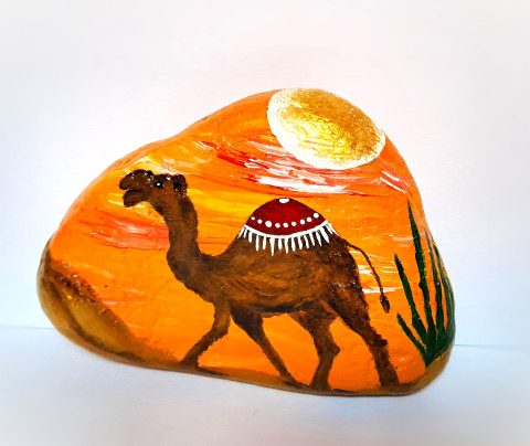 Spokojený velbloud těžítko velbloud slunce afrika poušť asie žár úsměv klid zářivý horko dromedár pozitivní malovaný kámen malované kameny spokojenost jasné barvy 