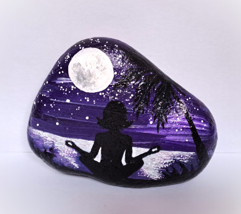 Meditace - malovaný kámen moře fialová těžítko hvězdy meditace měsíc meditační intuice transformace úplněk mystická zklidnění pozitivní energie spiritualita malovaný kámen malované kameny vnímavost duchovní podpora 