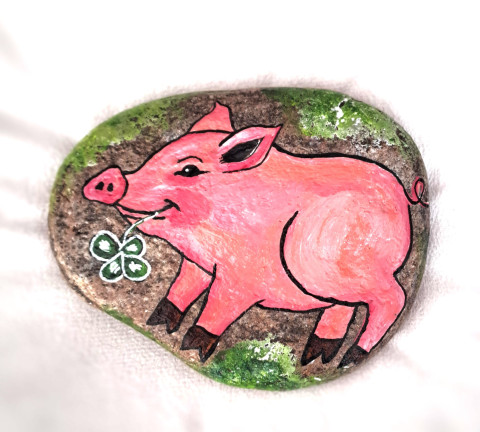 Čuník pro štěstí - malovaný kámen talisman těžítko veselý čtyřlístek štěstí úsměv prase prasátko pro štěstí čuník malovaný kámen malované kameny 