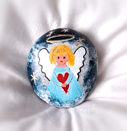 Andělka talisman modrá oblázek nebe andělíček ochrana andělka svatozář malovaný kámen malované kameny andělská ochrana křídla andělů 