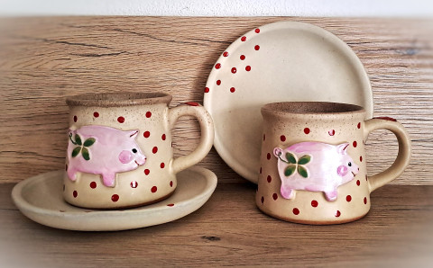 Hrnky s prasátky hrnek puntíky veselý keramický hrníček čtyřlístek prase prasátko puntíkatý podšálek pro štěstí hojnost čuník šťastný malovaný hrníček malovaný hrnek malovaná keramika symbol štěstí spokojený 