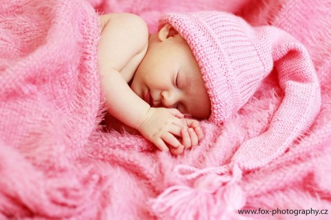 Skřítku, milý skřítku.......... dárek růžová čepice čepička pletení háčkování dítě miminko rekvizita skřítek akryl ateliér střapeček fosení 