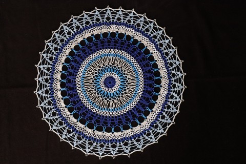 ZIMA - mandala dekorace zima modrá barevné bavlna ubrus háčkování obrázek šedá prostírka stůl stříbrná dečka ubrousek stolek mandala mandalka lapač kordonet 
