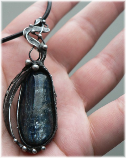 Sirena.... kyanit dysthen náhrdelník přívěsek cín minerál kyanit cínování 