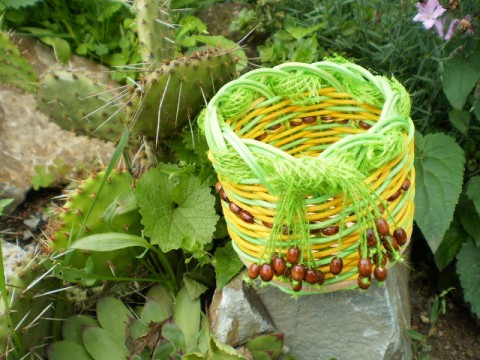 Stojánek na tužky dárek korálky zelená pedig žlutá stojánek tužky juta 