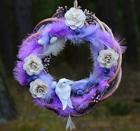 malý peříčkový velikonoční věneček domov jarní věneček fialový velikonoční peříčka fialkový s ptáčkem hnědofialový 