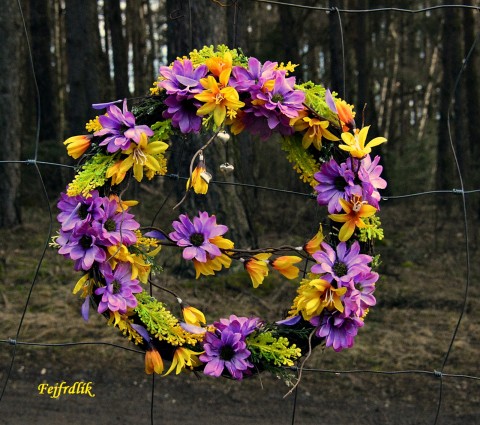 věnec kopretiny ve zlatě.. :).. dekorace fialová jarní věnec žlutý celoroční na dveře kopretinový trvanlivý 