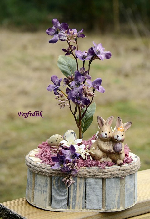 jarní láska :).. domov dřevěné dekorace originální fialová jarní chata vajíčka velikonoční aranžmá do bytu zajíci zajíčkové 