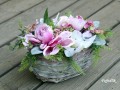 košík s magnoliemi a pivoňkami..