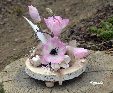 něžné jaro.. dekorace originální růžová jaro něžné růžové tulipány velikonoční růžovobílá trojnožka máka 