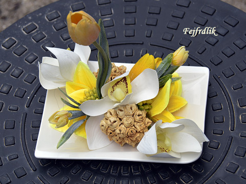 cymbidie s tulipány dekorace originální dárek talíř bílá bílý něžné tulipány žluté aranžmá do bytu žlutobílá cymbidie 