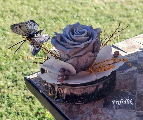 navždy :).. dekorace dárek přírodní růže šedá motýlek růžička aranžmá modrošedá trvanlivá navždy ve skle stabilizovaná z ekvádoru 