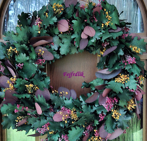 Přírodní věnec s dubovým listím. originální lesní chalupa na dveře tmavězelená eukalyptus dubové listí věnec velký bohatě vázaný věnec ze stabilizované sušiny purpurové listí 