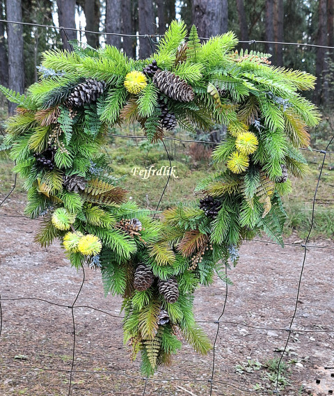 podzim se zimou ;-) dekorace originální lesní na dveře umělé husté bohaté vázané jehličnaté velké srdce podzim-zima kapardí 