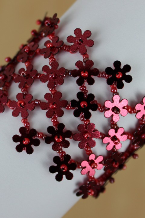 Rozkvetlý náramek ve vínové červená náramek korálky květina květinka kytička kytka šitý lesklý rokajl beadweaving vínová nymo alergik široký 