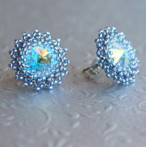 Náušnice Tadeo voda náušnice zlatá pecky kytičky nebe modré šité swarovski stříbrná rivoli náušky beadweaving obloha ples puzety pomněnky třpytivé duhové rivolli tadeo 