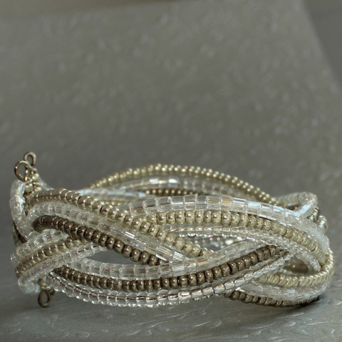 Náramek Isauro náramek kov drát sklo lesklý stříbrná rokajl něžný paměťový jemný romantický cop korálkový spletený trasparentní 