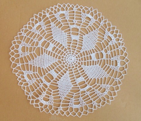 Krajková dečka průměr 31 cm háčkovaná jemná krajka dečka krajková na stůl lapač snů na chatu do lapače snů 