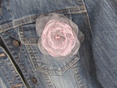 Černý saténový kvítek