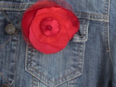 Černý saténový kvítek