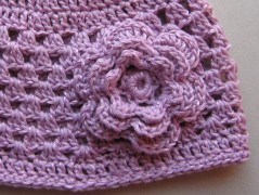 Černý saténový kvítek