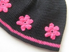 Černý saténový kvítek